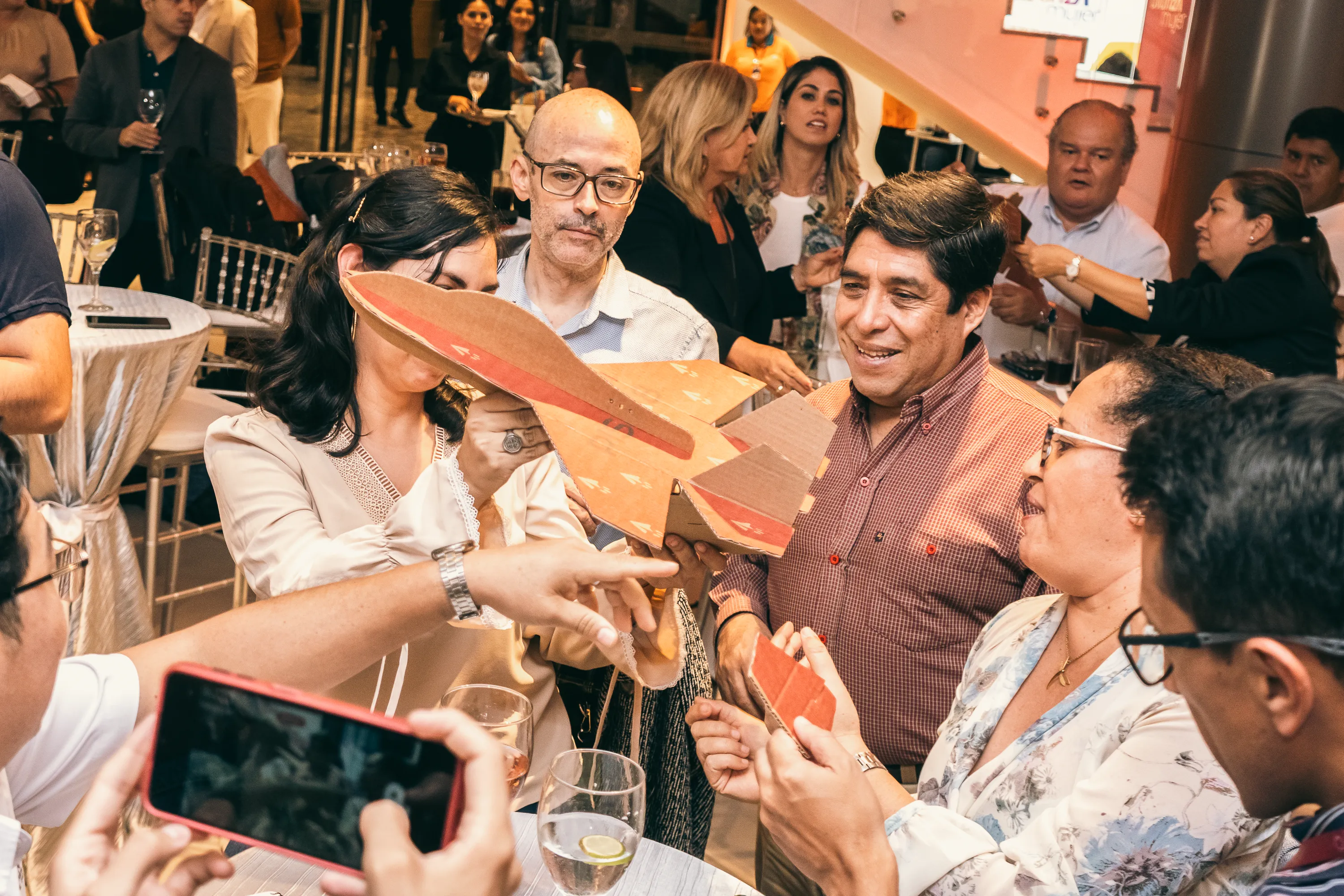 Equipo colaborando en un prototipo